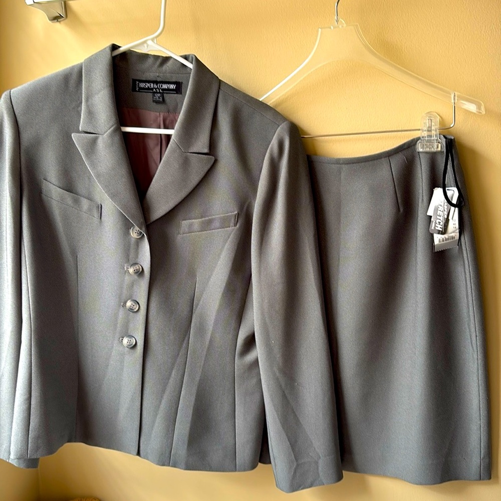 NWT  Kasper Set  BlazerSize12 and skirt size 10